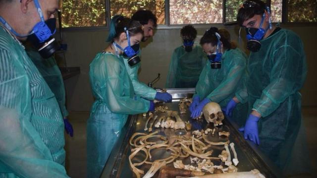 Una clase de tratamiento óseo en la escuela Unión Funeral.