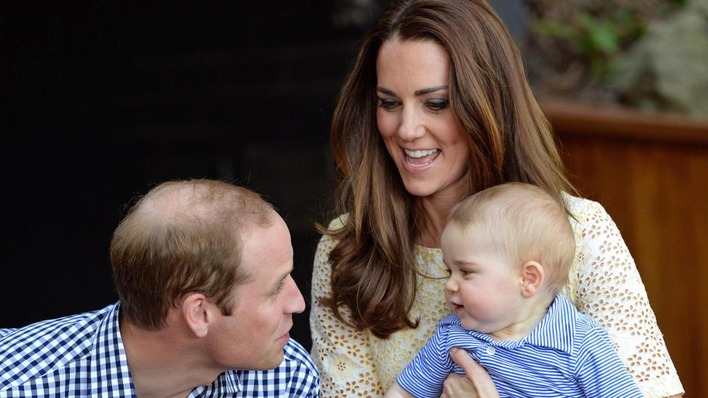 Los príncipes de Gales junto al príncipe George, días después de su bautizo.