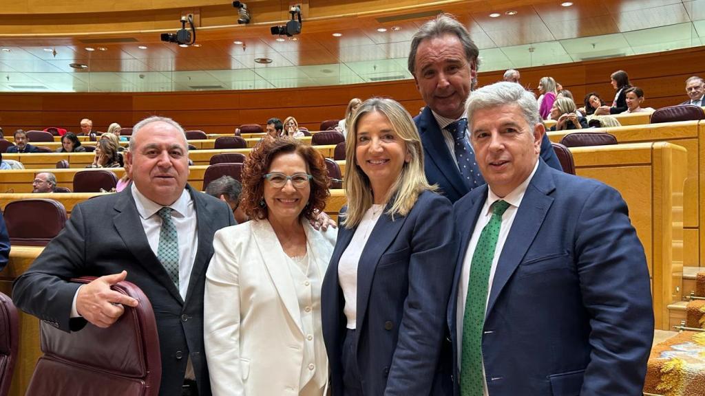 Los senadores toledanos del PP junto a su compañera de bancada Cristina Díaz, en el centro.