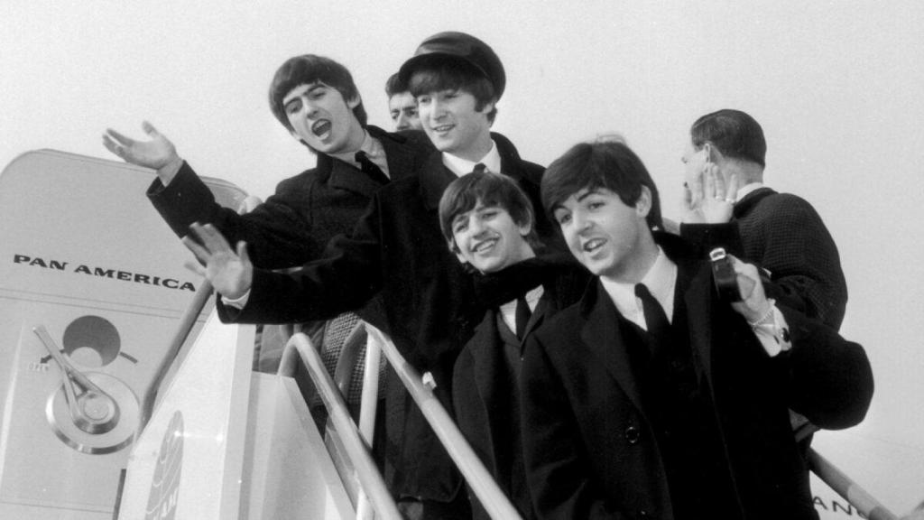 The Beatles bajando del avión a su llegada a Estados Unidos