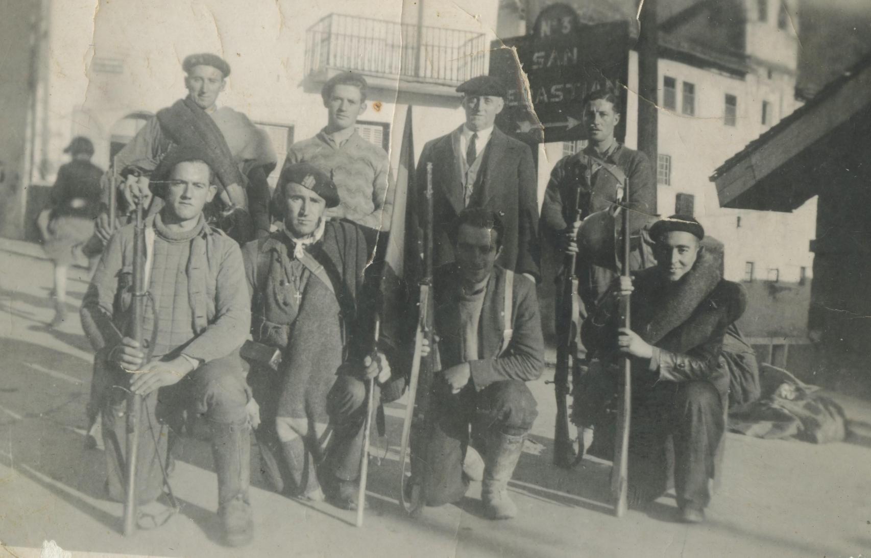 Grupo de requetés de Mañeru en Elgoibar. El segundo por la izquierda, de rodillas, el sargento Mateo Arbeloa.