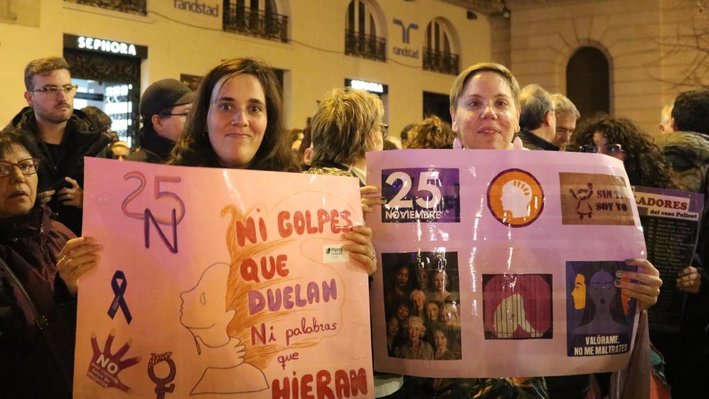 Manifestantes armadas con pancartas en Zaragoza