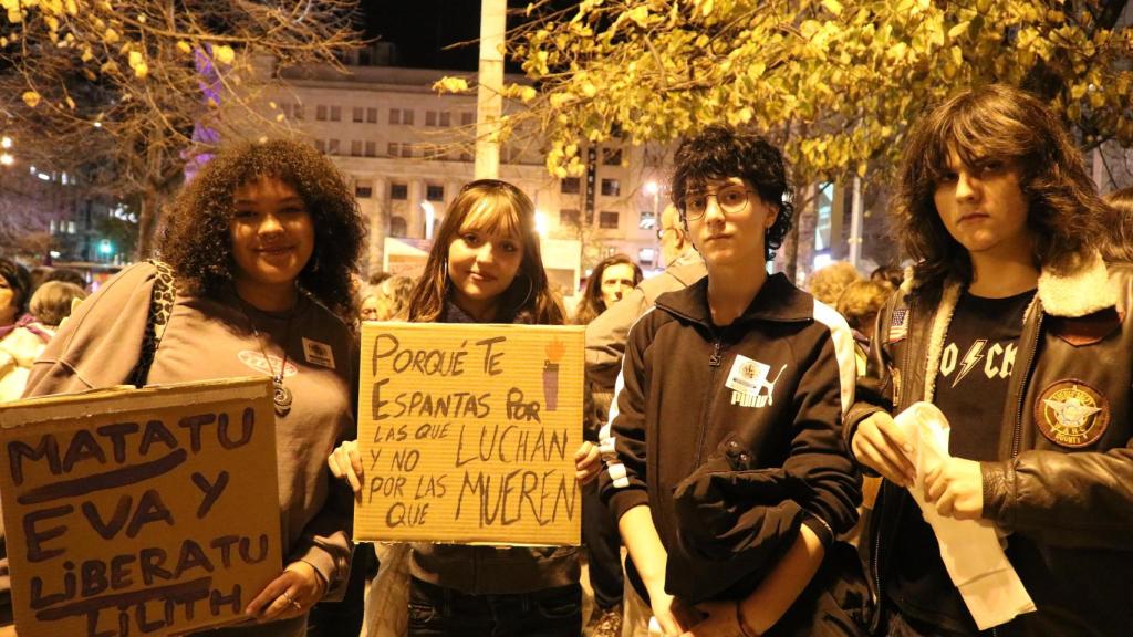 Nick y Leticia, junto a amigos en la manifestación del 25N en Zaragoza