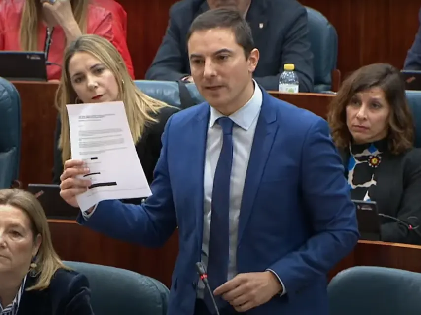 Juan Lobato muestra en la Asamblea de Madrid el correo electrónico que el defensor de González Amador envió al fiscal de delitos económicos admitiendo la comisión de dos delitos tributarios.