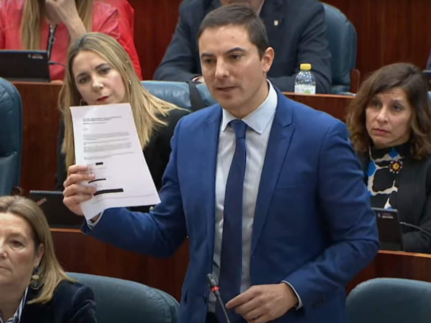 Juan Lobato muestra en la Asamblea de Madrid el correo electrónico que el defensor de González Amador envió al fiscal de delitos económicos admitiendo la comisión de dos delitos tributarios.