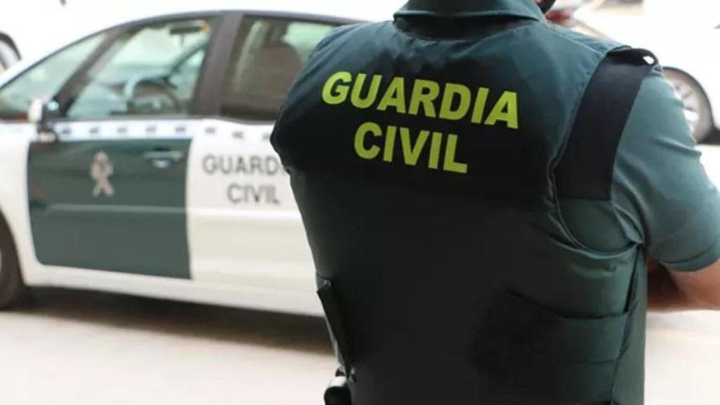 Un agente de la Guardia Civil de espaldas en imagen de archivo.