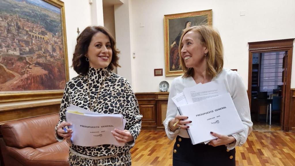 La alcaldesa de Teruel Emma Buj, junto a la concejal de Hacienda, Carmen Romero.