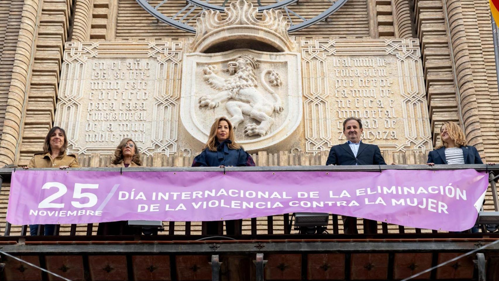 El Ayuntamiento de Zaragoza en la colocación de la pancarta por el día 25N.