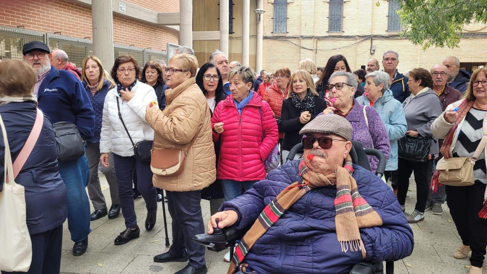 Los vecinos de Valdefierro, en la protesta a las puertas del Centro Cívico.