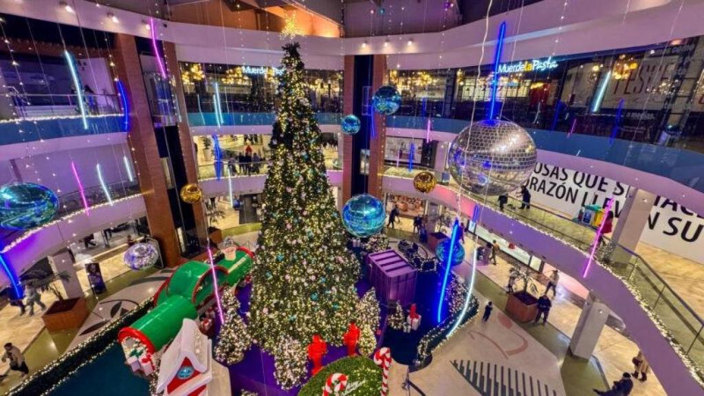 Las luces y la decoración navideña en el centro comercial de Gran Casa, en Zaragoza.