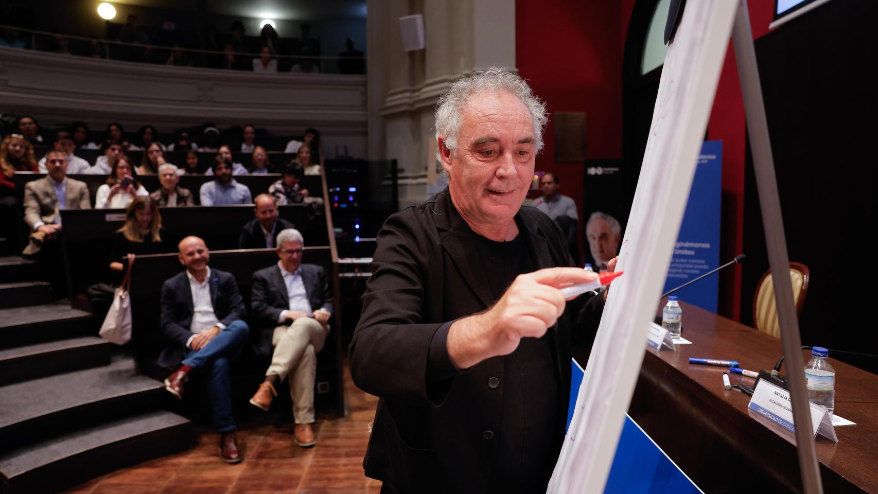 Ferran Adrià en el aula magna del Paraninfo de Unizar.