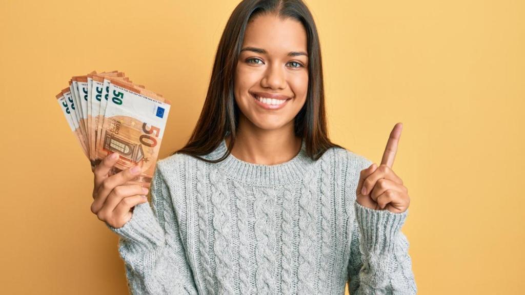 Chica con un montón de billetes.