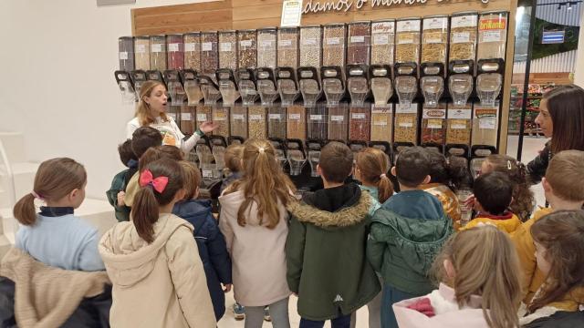 Imagen de una visita de escolares a un supermercado Gadis en el marco del programa Alimentes Digital