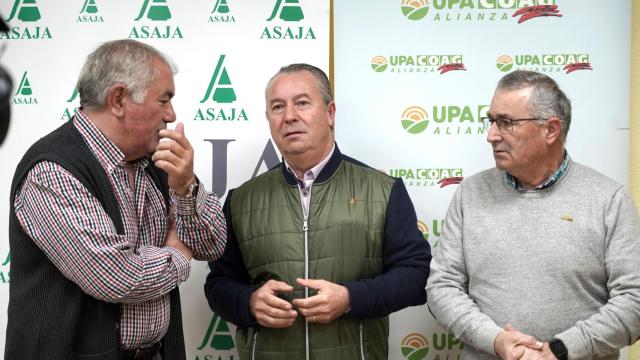 El presidente de Asaja, Donaciano Dujo, el coordinador de Coag Castilla y León, Lorenzo Rivera (D), y secretario general de UPA Castilla y León, Aurelio González, anuncian movilizaciones en defensa de la agricultura cerealista, dentro de la campaña `Costes, importaciones y especulación arruinan nuestra producción´.