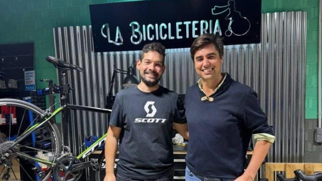 Diego Vicente, dueño de La Bicicletería, y el alcalde de Candeleda, Carlos Montesino, en la inauguración de la nueva tienda