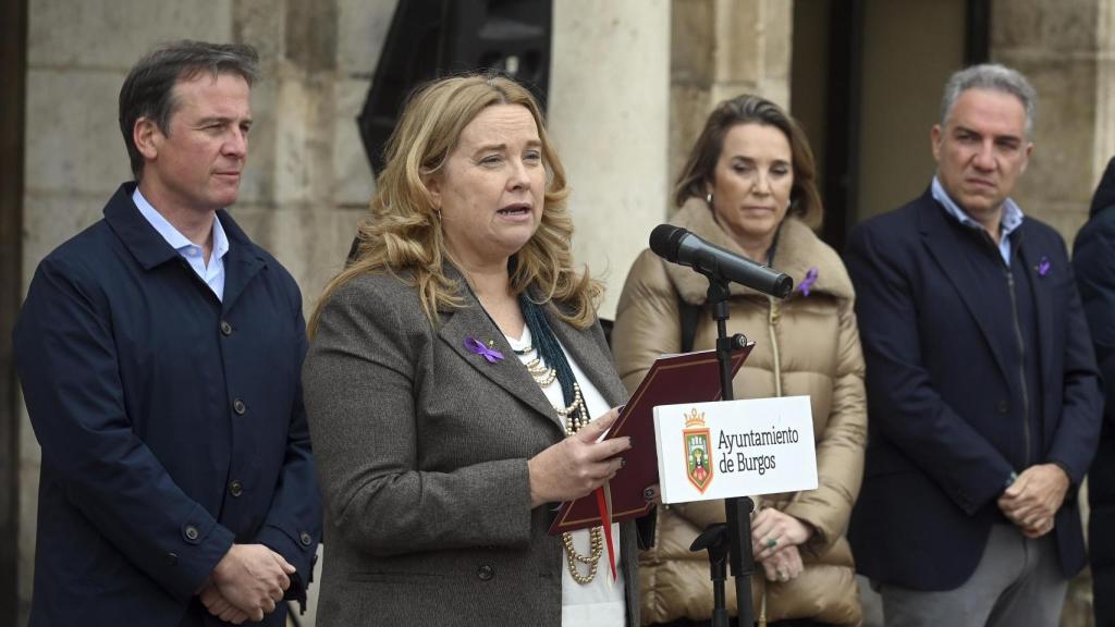 El presidente del PP de Burgos, Borja Suárez, la alcaldesa de la capital burgalesa, Cristina Ayala, el vicesecretario de Política Autonómica y Municipal del PP, Elías Bendodo, y la secretaria general del partido, Cuca Gamarra, este lunes en Burgos