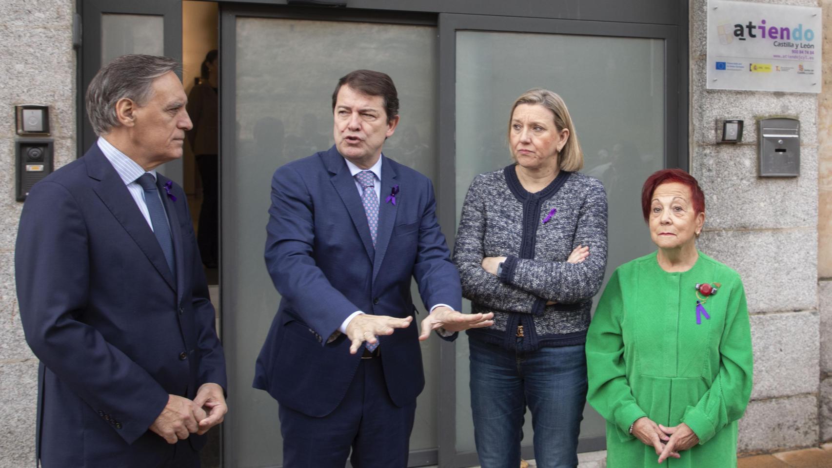 El alcalde de Salamanca, Carlos García Carbayo, el presidente de la Junta, Alfonso Fernández Mañueco, la vicepresidenta y consejera de Familia e Igualdad de Oportunidades, Isabel Blanco, y la presidenta de la Asociación Plaza Mayor, Asunción Iglesias, en la inauguración del primer centro de atención a víctimas de violencia sexual en Salamanca, este lunes