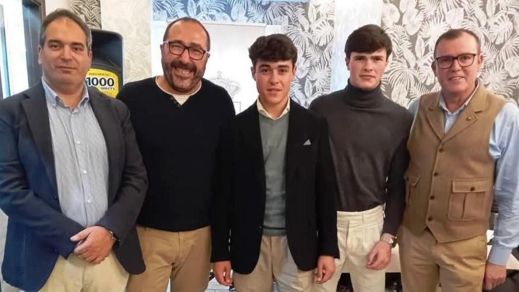 Los participantes del cocido taurino junto al presidente del Foro, José Rodríguez, y al alcalde de Tordesillas