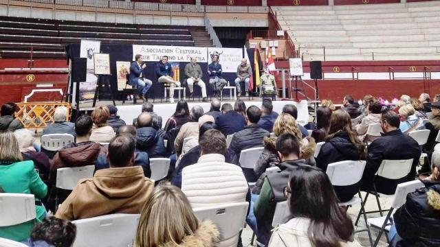 Un momento del coloquio taurino en el coso cubierto de La Flecha repleto de aficionados