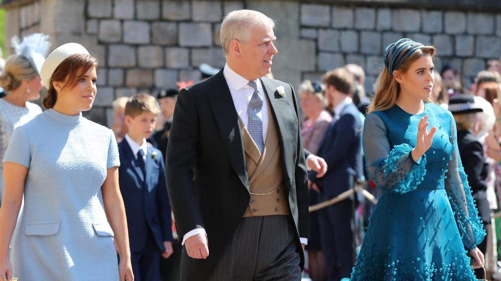 Las princesas Beatriz y Eugenia, junto a Andrés de York en la boda de Harry y Meghan Markle.