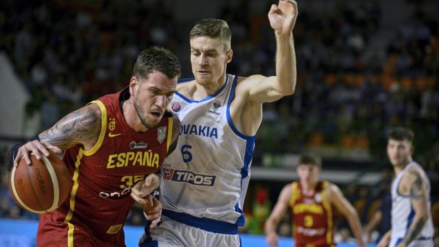 Fran Guerra, con el balón en el partido de la selección española de baloncesto ante Eslovaquia.