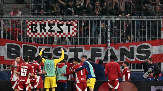 Los futbolistas del Brest celebran junto a sus aficionados en un partido de Champions League