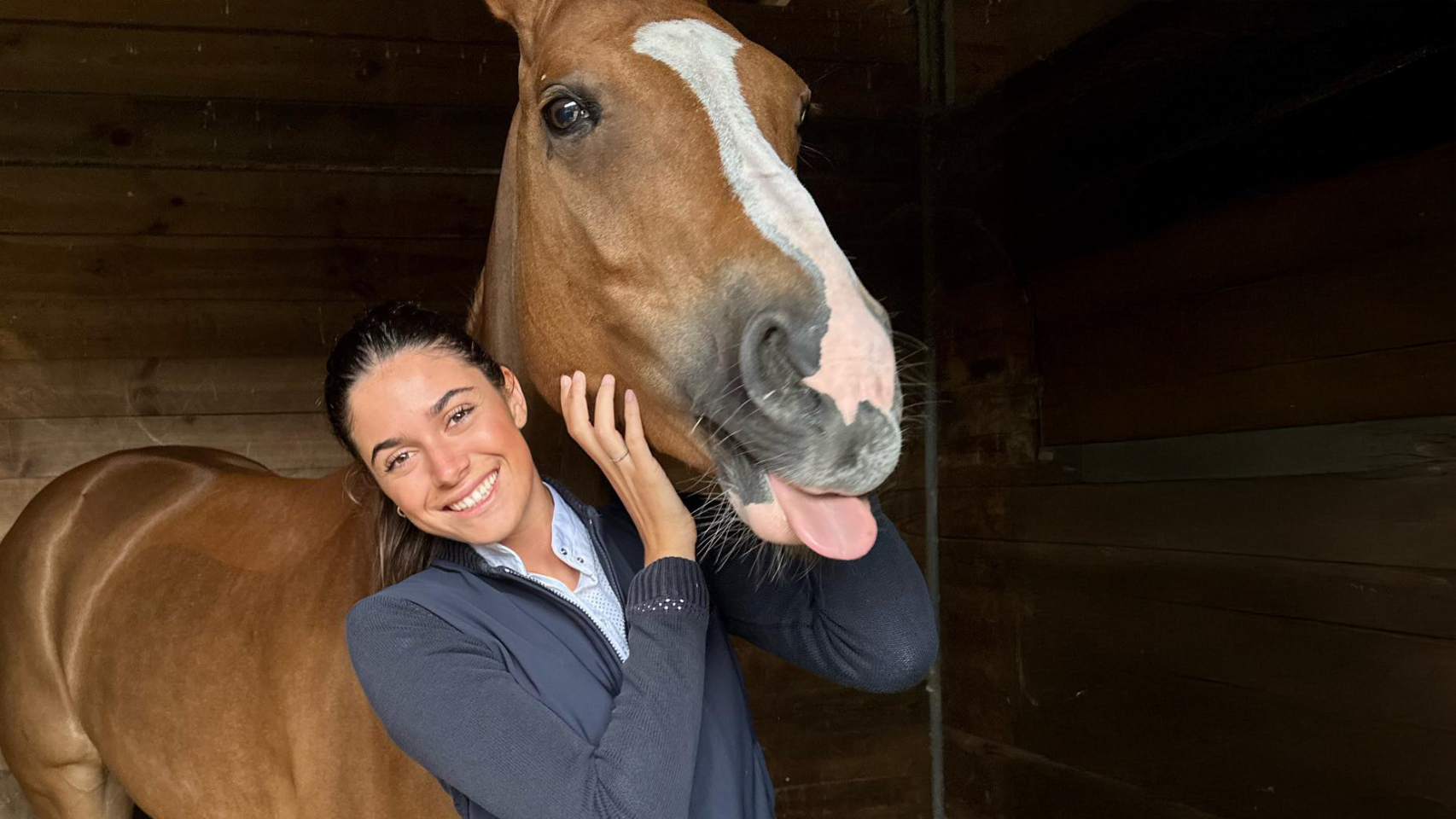 Sira Martínez, junto a uno de sus caballos en una imagen publicada en sus redes sociales