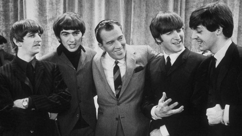 The Beatles junto al famoso presentador estadounidense Ed Sullivan.