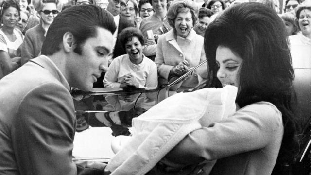 Elvis y Priscilla Presley con la recién nacida Lisa Marie, febrero de 1968. Foto: Wikimedia Commons.