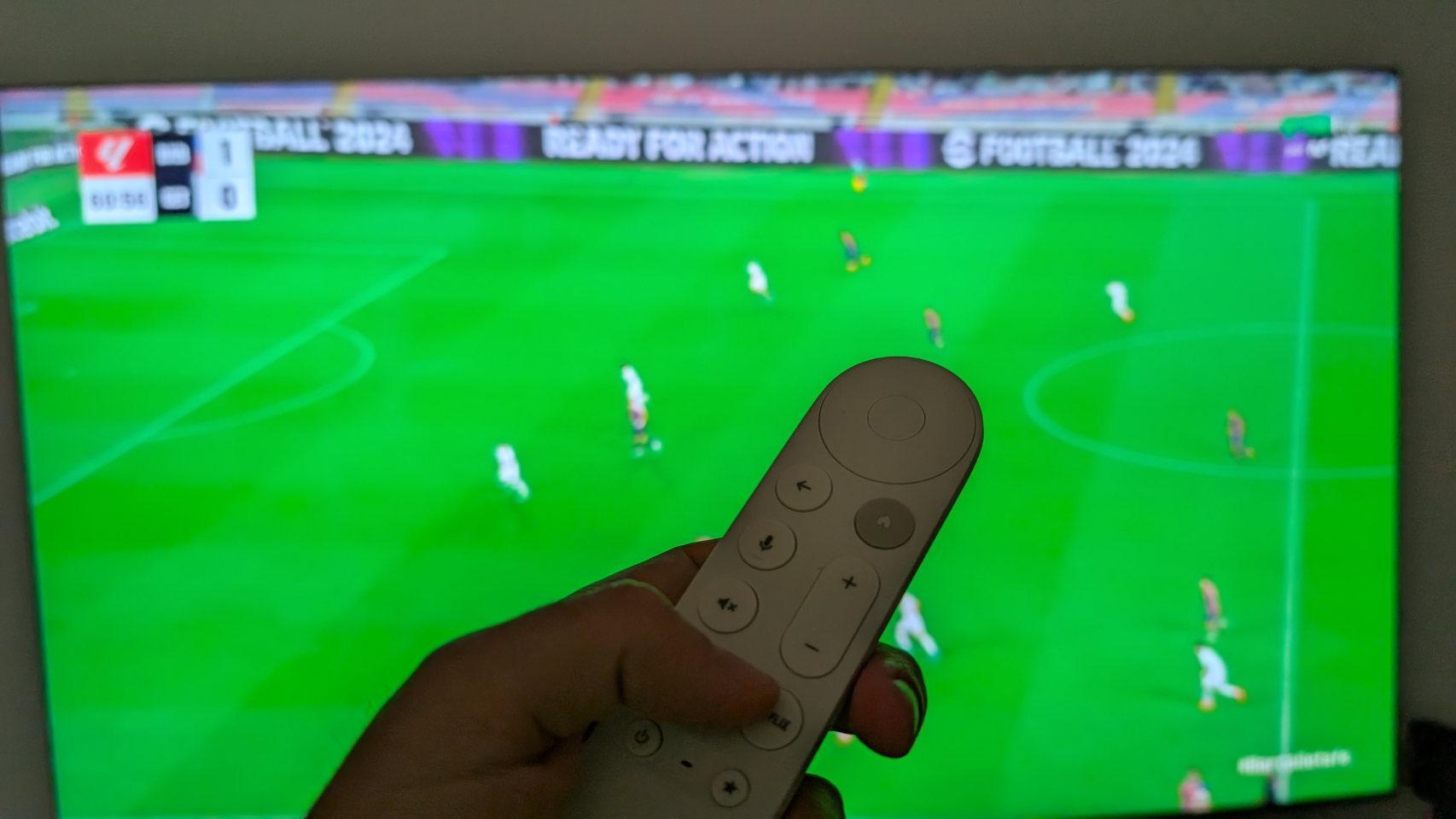 Mando a distancia de un televisor con un partido de fútbol