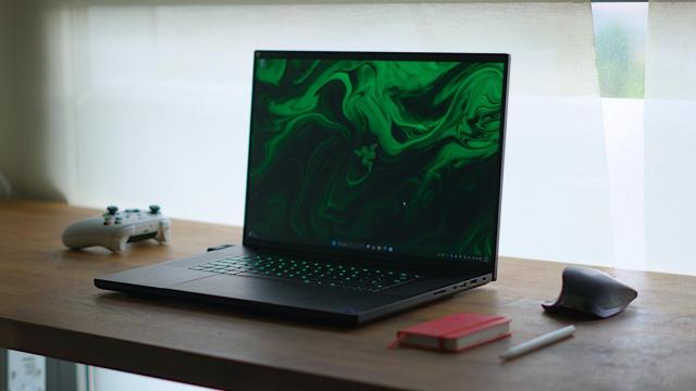 Escritorio con el Razer Blade 18