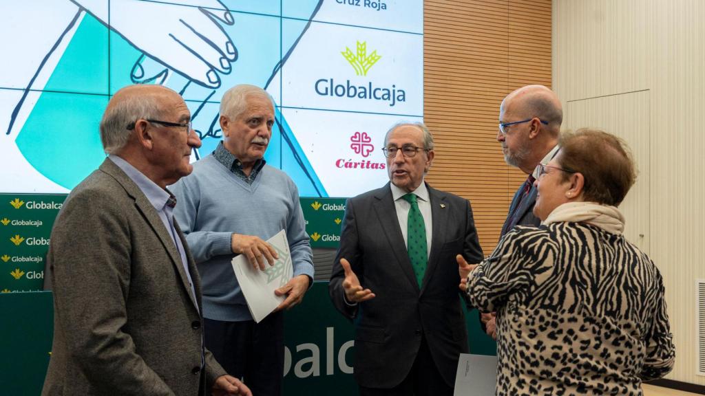 Mariano León junto a los representantes de Cáritas y Cruz Roja en Cuenca y Albacete.