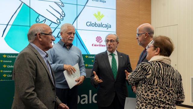 Mariano León junto a los representantes de Cáritas y Cruz Roja en Cuenca y Albacete.