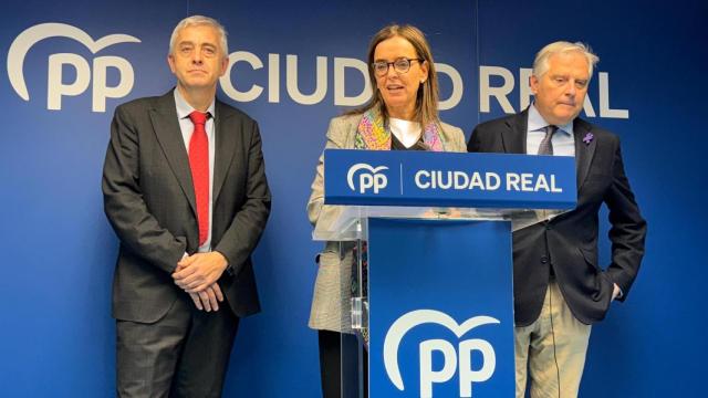 Carmen Fúnez, este lunes en rueda de prensa junto a Francisco Cañizares y Enrique Belda.