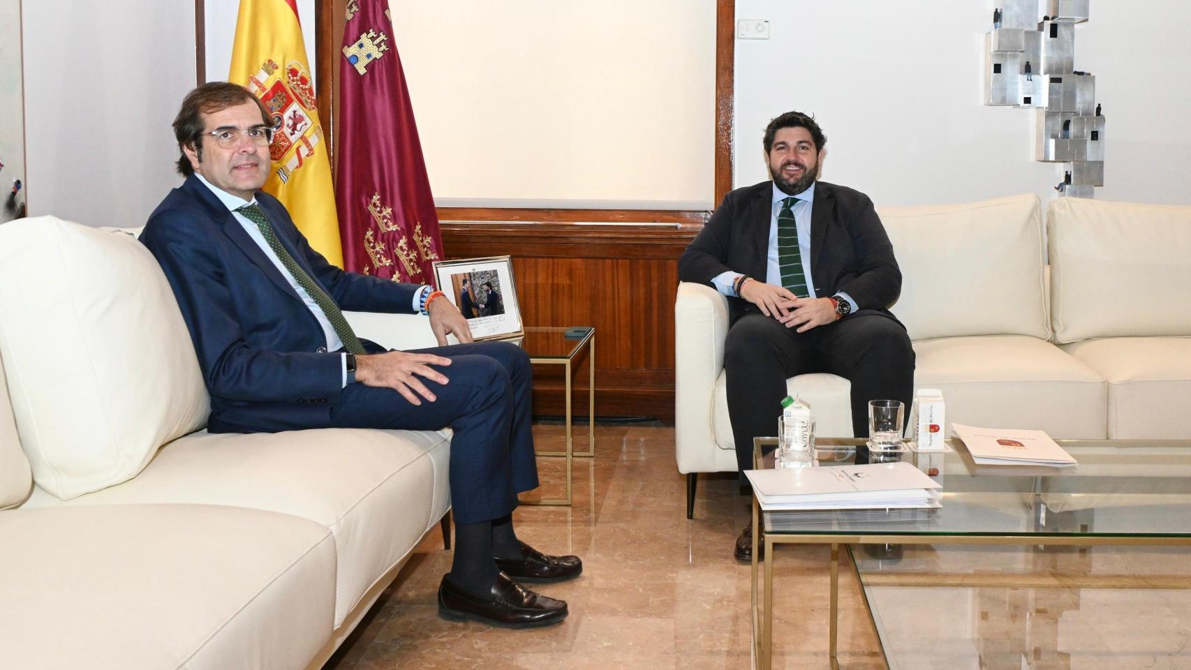 Fernando López Miras (d) recibe al presidente de la Autoridad Portuaria de Cartagena, Pedro Pablo Hernández (i).