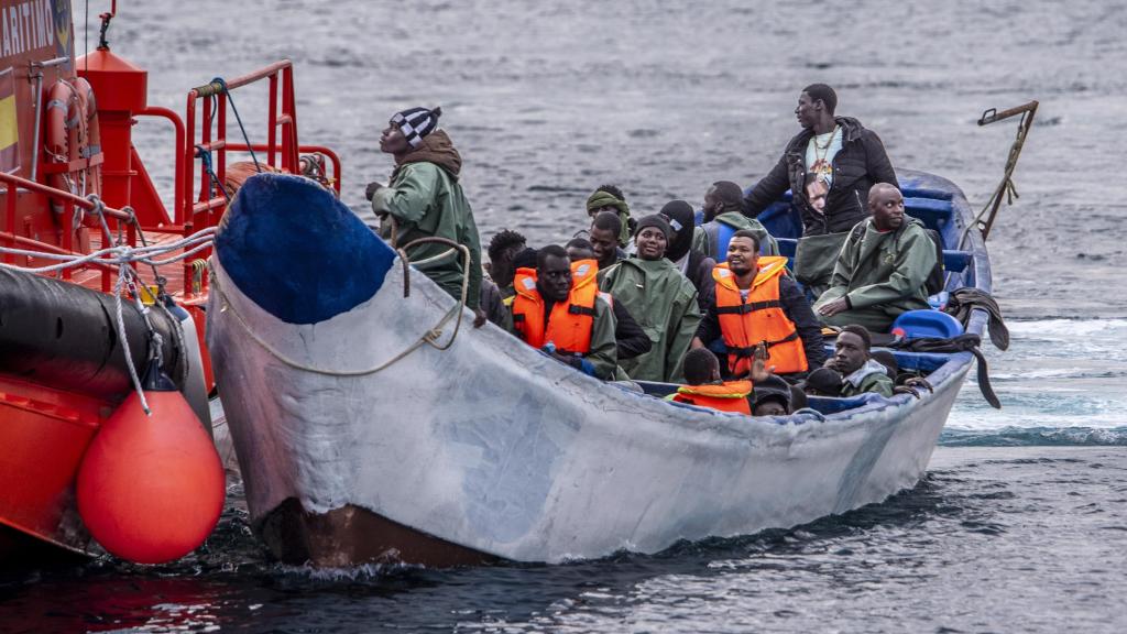 Salvamento Marítimo remolca un cayuco rescatado con 85 migrates, este lunes, al Puerto de la Restinga, en El Hierro (Canarias).