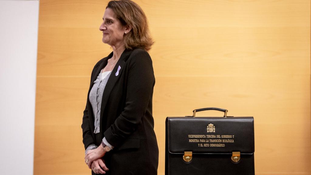 Teresa Ribera, con la cartera de vicepresidenta tercera, este lunes, en la toma de posesión de su sucesora, Sara Aagesen.