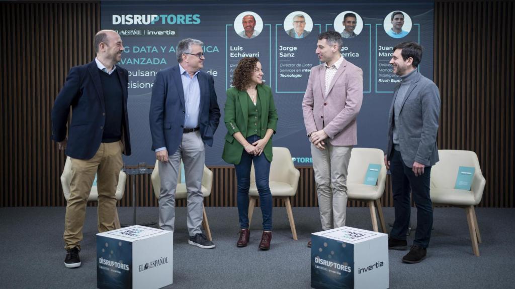 De izquierda a derecha: Luis Echávarri, director de Analítica e Inteligencia Artificial en Banco Sabadell; Jorge Sanz, director de Data Services en Integra Tecnología; Noelia Hernández, periodista de DISRUPTORES;  Diego Becerrica, director de Ingeniería en Libelium; Y Juan Manuel Maroto, Delivery Unit Manager Data Intelligence en Ricoh España.