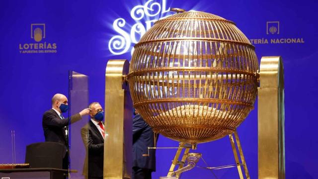 Bombo antes del sorteo de la Lotería de Navidad celebrado en el Teatro Real de Madrid.