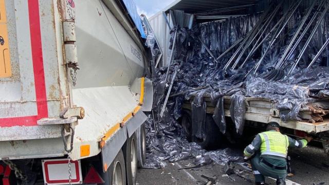 Imagen de los dos camiones siniestrados este lunes en la autopista de peaje de la Costa del Sol.