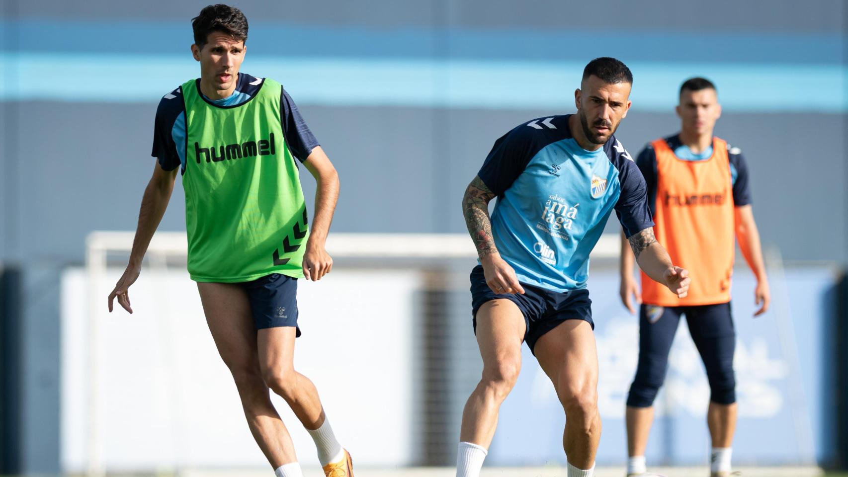 Juanpe y Dioni, jugadores del Málaga CF, durante un entrenamiento.