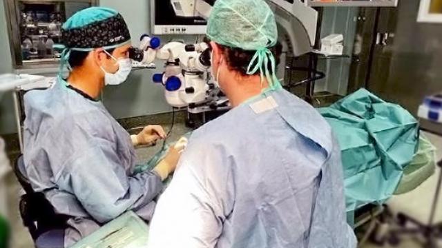 Una operación oftalmológica en el Hospital Quironsalud Marbella.