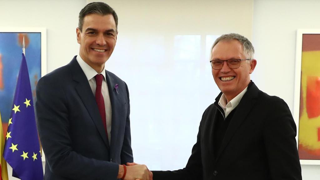 El presidente del Gobierno, Pedro Sánchez, junto con Carlos Tavares, CEO de Stellantis.