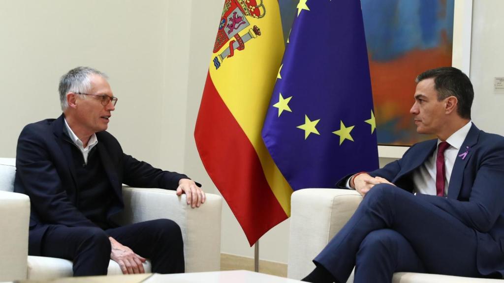 Un momento del encuentro entre Carlos Tavares y Pedro Sánchez.