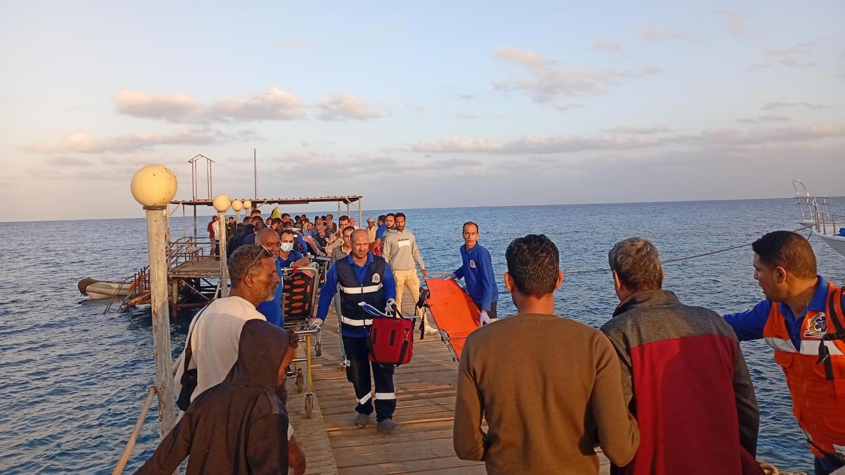 Equipos de rescate en las inmediaciones donde se ha producido el naufragio del yate.