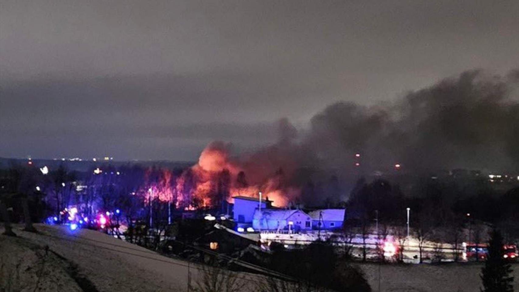 El accidente ha provocado un incendio en el bloque de viviendas donde se ha estrellado la aeronave.