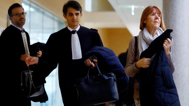 Gisele Pelicot, la víctima, junto a sus abogados en los tribunales de Aviñón.