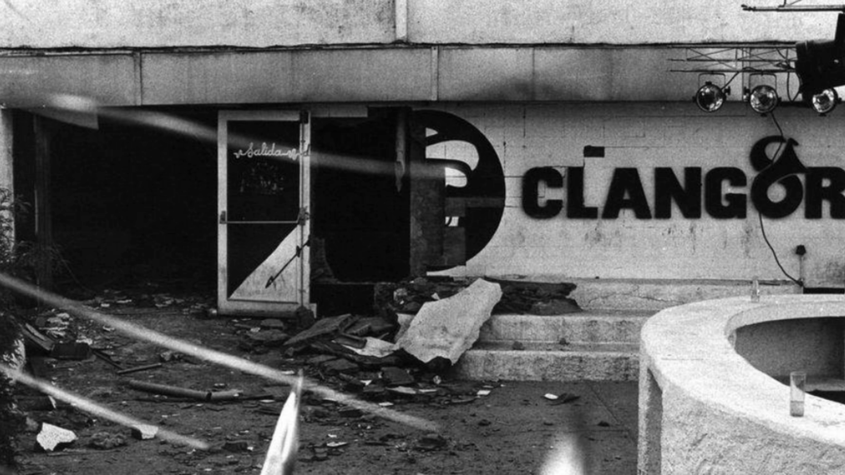 La fachada de la discoteca tras la explosión.