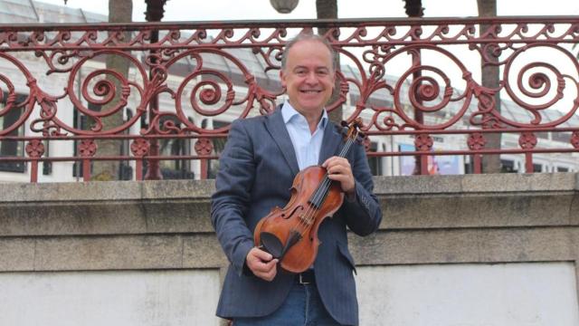 Rogelio Groba en los jardines de Méndez Núñez.