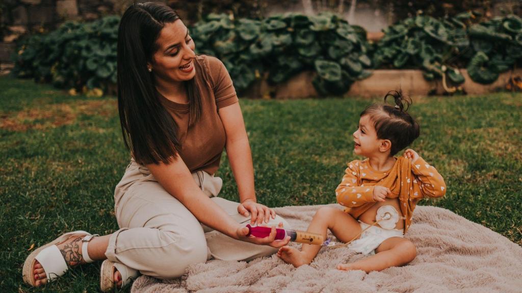 Irina, que nació con una enfermedad rara, juega feliz junto a su madre, Elisabet.